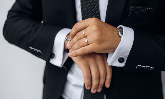 Sebuah Perhiasan Cincin Dengan Berbagai Bahan