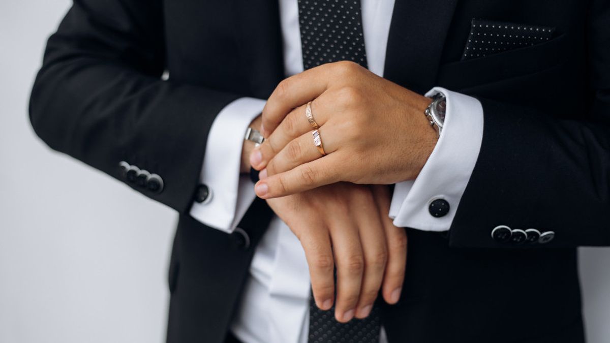 Sebuah Perhiasan Cincin Dengan Berbagai Bahan