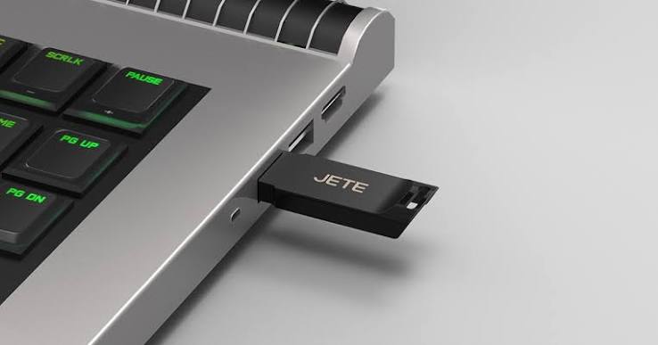 Sebuah Perangkat Flashdisk Penyimpanan Data