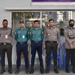 Seseorang Aparat Kepolisian Bertugas Menjaga Keamanan