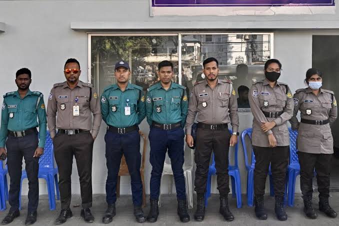 Seseorang Aparat Kepolisian Bertugas Menjaga Keamanan